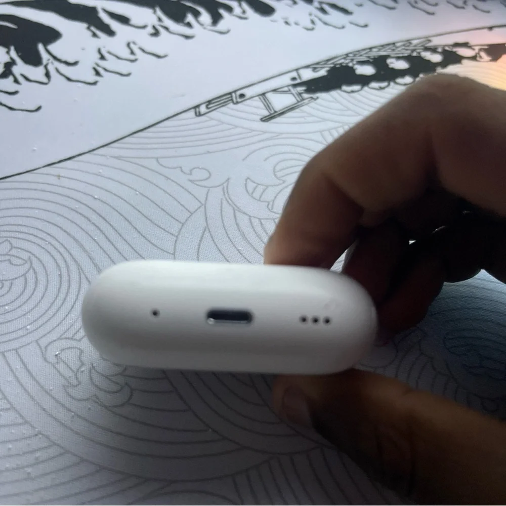 Apple White Bluetooth Headset with Noise Cancellation